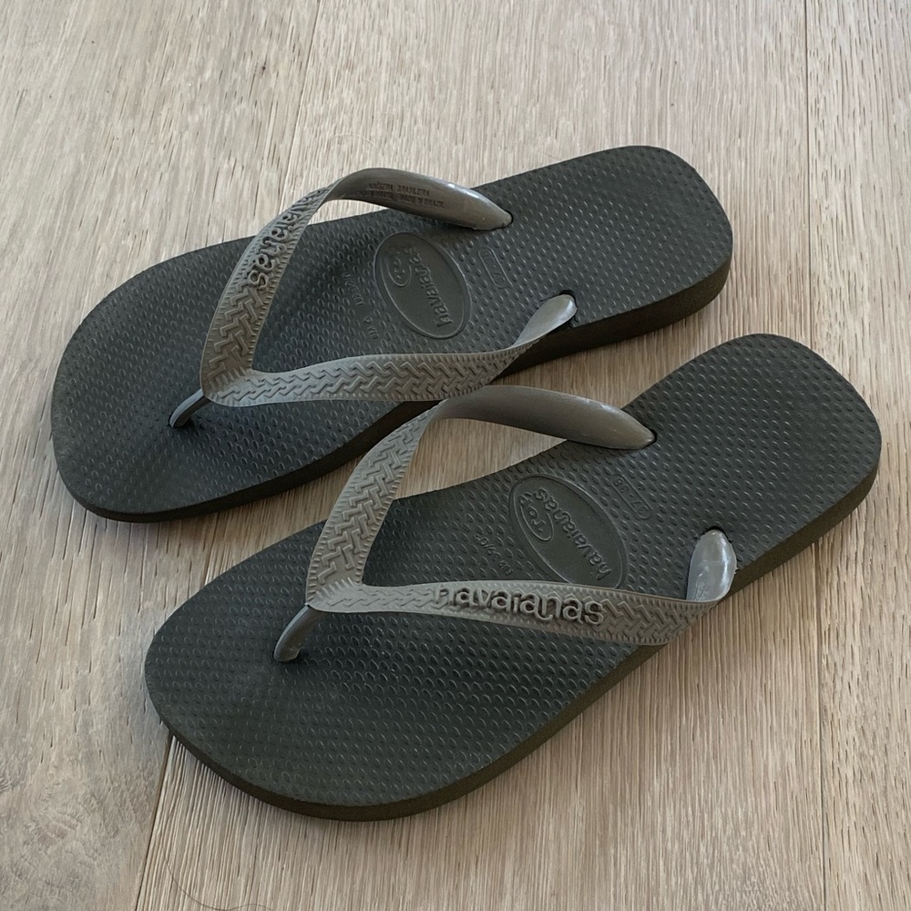 ✨HP✨ Havaianas Flip Flops Size 6
